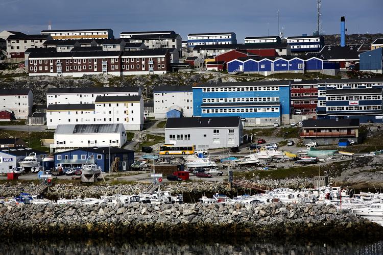 Grøndlandisering. Selvstyret er en magtfaktor i erhvervslivet. Det ejer blandt andet landets største industrigruppe, den største detailvirksomhed og det største rederi. 