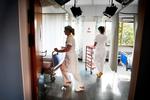 livsindkomst. Selv om mange kvinder tjener mindre og sparer mindre op i pension end mænd, indhenter eller <252>ligefrem overhaler mange kvinder mænd i den samlede livsindkomst. Skatter og offentlige tillæg udjævner stort set forskellen. Arkivfoto: Thomas Borberg 