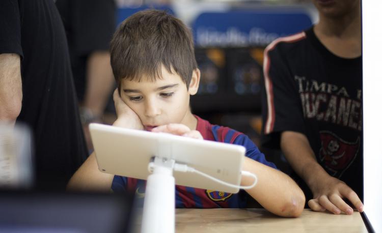 Læring. Det viser sig, at børn ikke nødvendigvis bliver klogere af at have adgang til en iPad i hjemmet eller i skolen. I hvert fald kan det ikke ses på børnenes karakterer. 