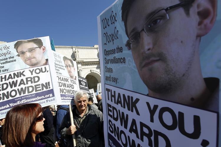 Overvågning. Verden over står kritiske røster i kø for at kritisere de britiske og amerikanske efterretningstjenesters overvågning af det meste af verdens internettrafik. Nu går FN's højkommissariat for menneskerettigheder ind i sagen. På billedet protesterer demonstranter foran Capitol Hill i Washington. 