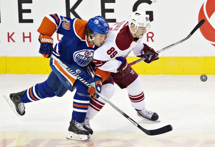 storkamp. Mikkel Bødker (th) havde en af sine bedste NHL-kampe, da danskeren scorede tre point for Phoenix Coyotes i sejren over Edmonton Oilers. 