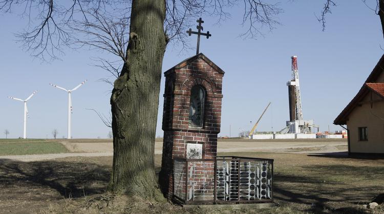 Gas. Polen gemmer også på omfattende skifergasreserverne, som vurderes at kunne gøre Polen energi-selvstændigt i 65 år. Den polske regering har meldt ud, at Polen påbegynder kommerciel skifergasudvinding i 2015. 