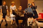 broadway. Brødrene Prices 'Far til fire - til julebal i niseland' oser af 50'er-nostalgi og byder på masser af ægte Broadway-musical-stemning. 
