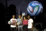 VM-bold. Ved præsentationen af VM-bolden i Brasilien ses fra højre den hollandske stjernespiller, Clarence Seedorf, den brasilianske model Sheron Menezes, den brasilianske spiller Hernanes og tidligere landsholdsspiller Cafu. 