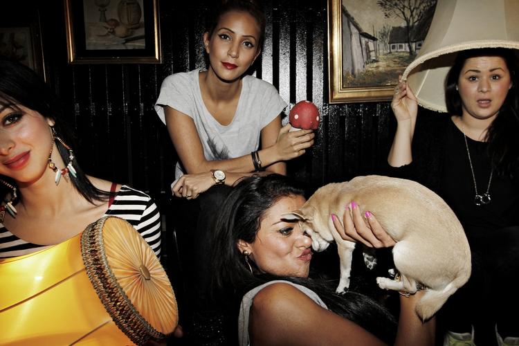 Show. Pigerne bag DR2-satireserien 'Det slører stadig' optræder med Danmarks første etniske juleshow på Bremen Teater 9. december. Yderst til venstre ses Sara Al Naser, øverst ses Naghme Ashabi, under lampeskærmen ses Ajla Prohic og nederst Ellie Jokar med sin hund. 