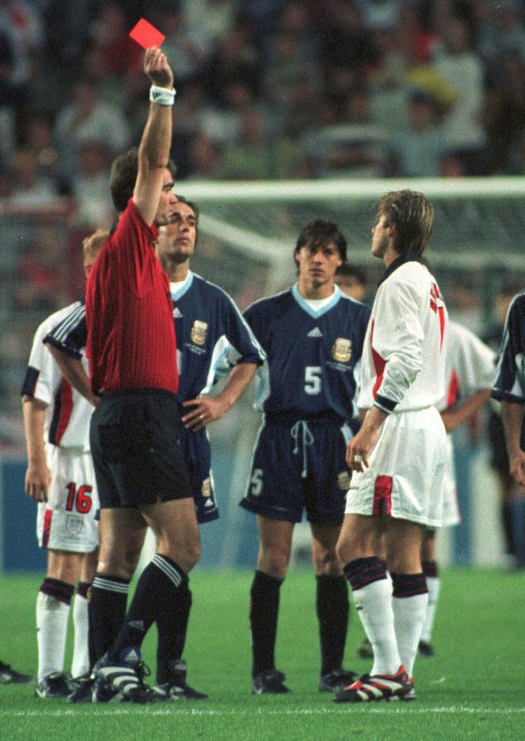 VM-klassiker. England og Argentina har mødt hinanden fire gange tidligere ved VM: Her giver den danske dommer Kim Milton Nielsen superstjernen David Beckham (th) det røde kort i 1/8-finalen i 1998, hvor Argentina vandt efter en dramatisk straffesparkskonkurrence. 