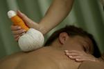 Velvære. Gavekort til massage er en populær julegave. Her er det massage med urteposer. 