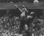 Historisk. 114.580 tilskuere var på plads på det gigantiske Estadio Azteca, hvor Diego Maradona med to scoringer til historiebøgerne sendte Argentina på titelkurs og Peter Shilton og England ud af VM i 1986. 