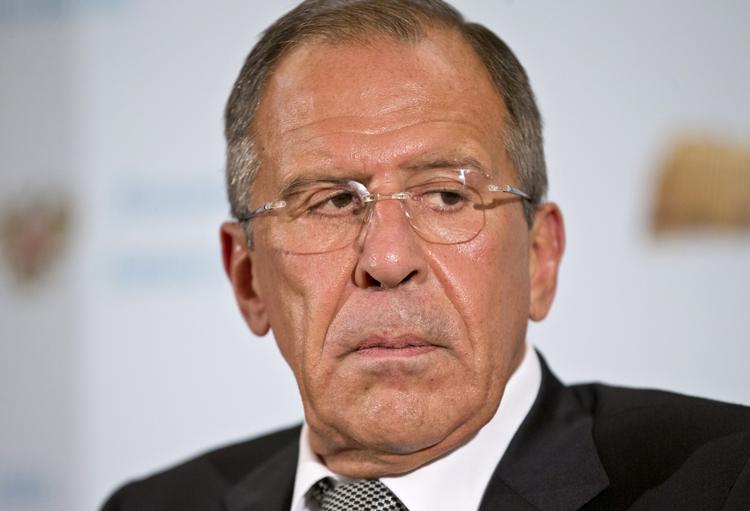 Advarsel. Mens massive demonstrationer mod landets præsident og regering fortsætter i Ukraine, bliver konflikten mellem Vesten og Rusland om den ukrainske krise trappet op. »Jeg fatter ikke, hvorfor Nato overhovedet laver erklæringer om det her«, siger den russiske udenrigsminister, Sergej Lavrov, efter et møde i Nato-Rusland Rådet i formiddag. 