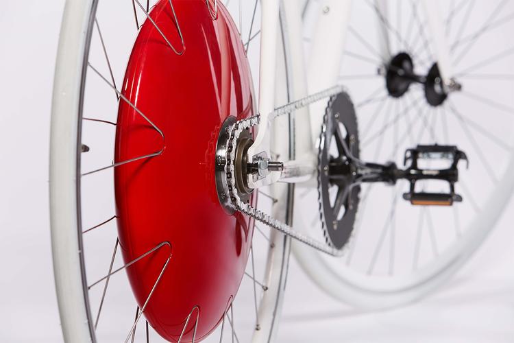 PEDALTRAMP. Efter fire år på udviklingsstadiet er The Copenhagen Wheel nu klar til forudbestilling. Hjulet laver din cykel om til en el-cykel, så du får lidt hjælp til hårde bakker og kan køre fra de andre på cykelstien. (Foto: PR-Foto/Superpedestrian) 