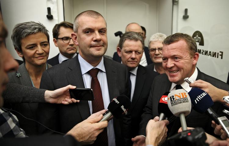 finanslov. Ifølge Enhedslistens forhandler var det fraværet af ægte socialdemokrater, der førte til, at aftalen om finansloven blev indgået med V og K. Men Pelle Dragsteds kritik er et nummer for billig, skriver Peter Hummelgaard. 