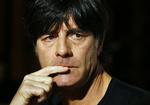 Titeljagt. Joachim Löw har kontrakt med det tyske forbund til sommeren 2016. Men cheferne kan fyre ham, hvis Tyskland ikke når til kvartfinalen. 
