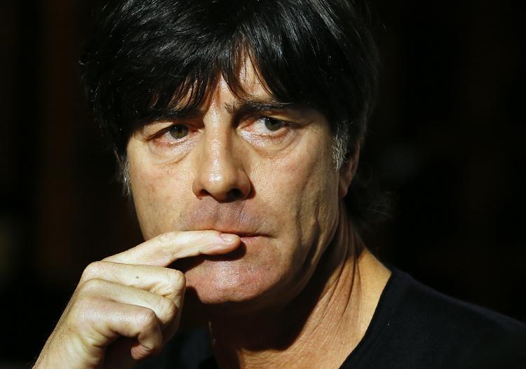 Titeljagt. Joachim Löw har kontrakt med det tyske forbund til sommeren 2016. Men cheferne kan fyre ham, hvis Tyskland ikke når til kvartfinalen. 