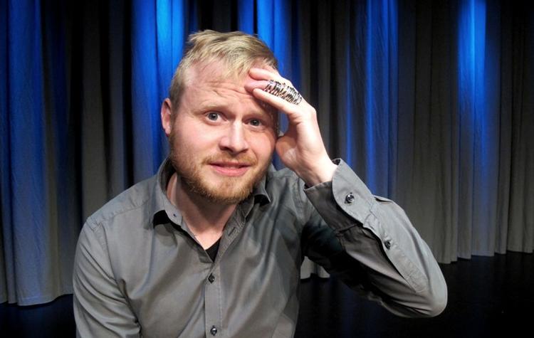 Tynget. Jonatan Spang bærer ualmindeligt mange vielsesringe efter turneen med sit seneste bryllupsshow. Nu vil han skilles fra sine mange koner. 