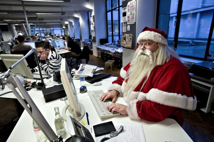 julemand. Lad os tage huen og skægget af og fortælle børnene, hvem pakkerne i virkeligheden kommer fra, skriver Rune Klingenberg. På billedet er julemanden på besøg på politiken.dk i 2007. 
