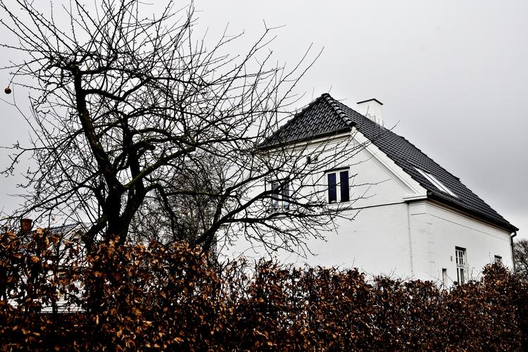 BILLIGERE. Regeringen lægger op til at lempe afgiften på tinglysning af skøde for de boligejere, der køber huset til en lavere pris, end det er vurderet til af Skat. (arkivfoto) 