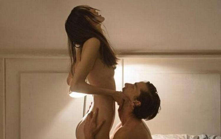 Film. Stacy Martin spiller i 'Nymphomaniac' den unge Joe, der her ses i nærkontakt med Jerome, spillet af Shia LaBeouf. 