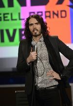 Stjernekomiker. Russell Brand er imponerende omkringfarende. Minder lidt om en rockstjerne, men taler som Eric Idle fra Monty Python. 