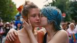 Blå. Adèle (Adèle Exarchopoulos) forelsker sig i den blåhårede Emma (Léa Seydoux), og deres kærlighed – med alt, hvad den rummer af smerte og intensitet - foldes ud i 'Adèles liv'. 