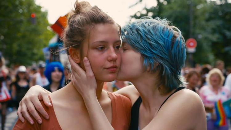 Blå. Adèle (Adèle Exarchopoulos) forelsker sig i den blåhårede Emma (Léa Seydoux), og deres kærlighed – med alt, hvad den rummer af smerte og intensitet - foldes ud i 'Adèles liv'. 