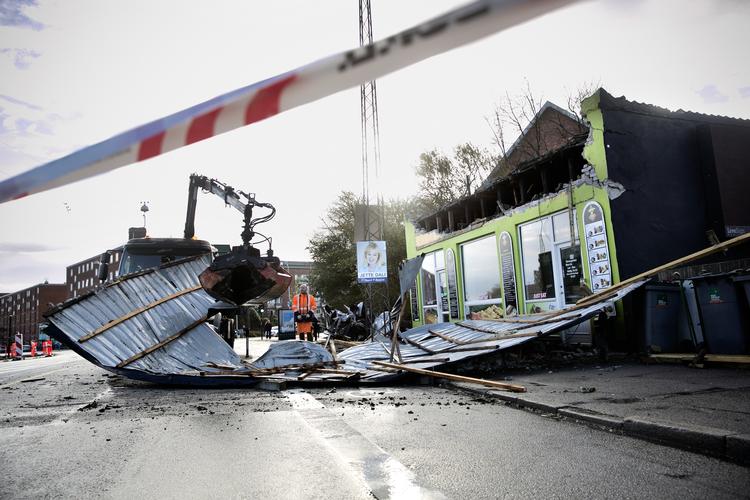 Smadret. Stormen 28. oktober var skyld i store skader. Her er taget blæst af et pizzaria i København. 