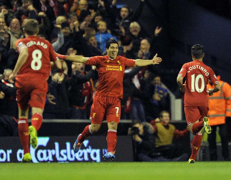 TOPSCORER. Som den første i Premier League i to år og en dag scorede Luis Suarez fire mål i en Premier League-kamp. 
