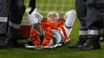 SKADET. Et dybt sår i knæet sendte Arjen Robben fra banen i aftenens pokalkamp. 
