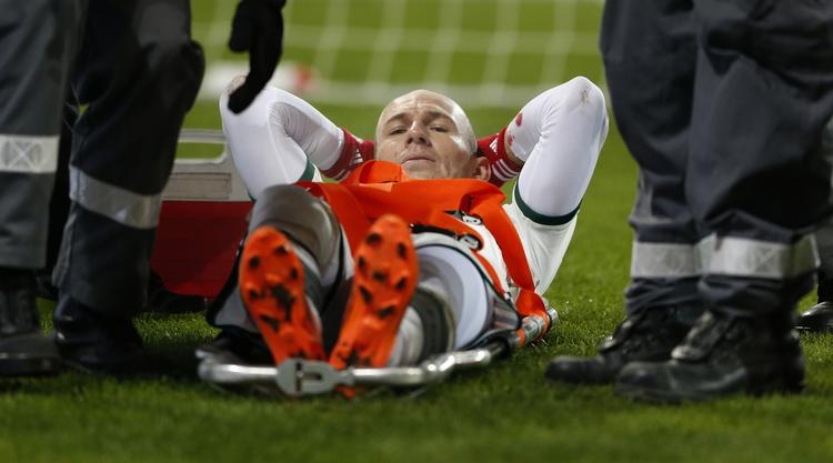 SKADET. Et dybt sår i knæet sendte Arjen Robben fra banen i aftenens pokalkamp. 