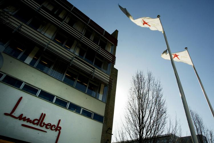 bøderamt. Lundbeck er en af de virksomheder, som er blevet taget for konkurrencefusk. Virksomheden har fået en kæmpe bøde af EU-kommissionen, men afviser at have gjort noget forkert. 