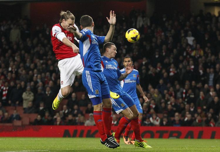 1-0. Med sit første Premier League-mål i næsten tre år header Nicklas Bendtner Arsenal foran mod Hull. 