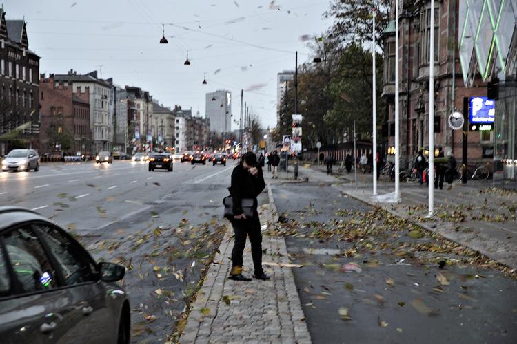 Varsel. Med varsel om storm over Danmark opfordrer politiet borgerne til at tjekke meldinger og advarsler på hjemmesider og Twitter, inden man bevæger sig udenfor. 