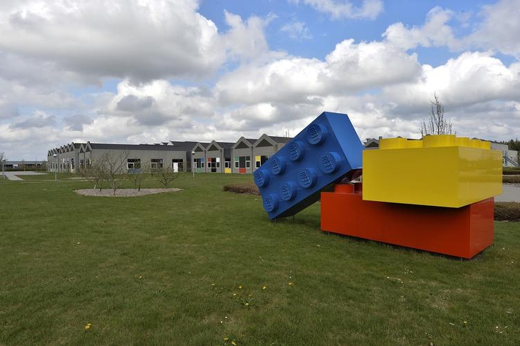 stormfuldt. Lego har omkring 4.000 medarbejdere, heraf sidder 1.200 i produktionen, og dem, der arbejder her, kan få sværere ved at få fri. 