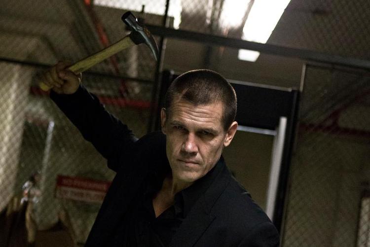 Voldsorgie. Udstyret med en hammer går antihelten Joe Doucett (Josh Brolin) til hævnangreb på alle dem, der fik ham spærret inde i tyve år. 