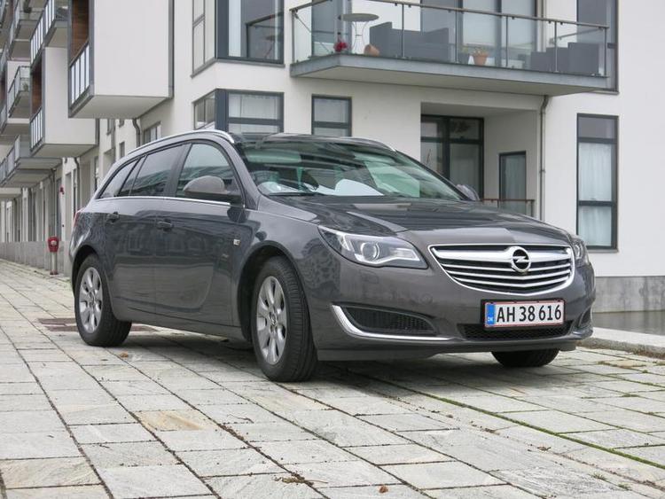 fornyet. Det er svært at se, men Opel Insignia er strammet op hist og her, bl.a. er der nyt design af forlygterne. Foto: Allan Graubæk 