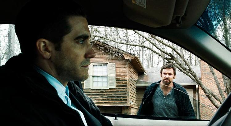 kapløb. Jake Gyllenhaal og Hugh Jackman leder efter to forsvundne piger. 