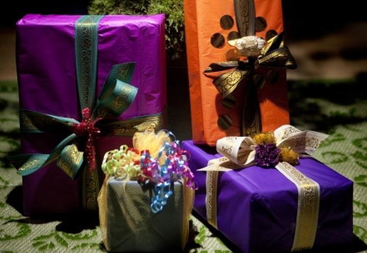 Høflighed. Mange har oplevet at få ubrugelige gaver, der ender i kælderen eller i skabet, selvom man jo bare kunne have bedt om kvitteringen. 