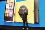 SOLGT. Så kom den sidste godkendelse hjem, og Microsoft kan nu gå i gang med den praktiske overtagelse af Nokia. Nokias direktør Stephen Elop (bill.) er dermed endnu mere i spil som kommende Microsoft-direktør (Foto: AP Photo) 