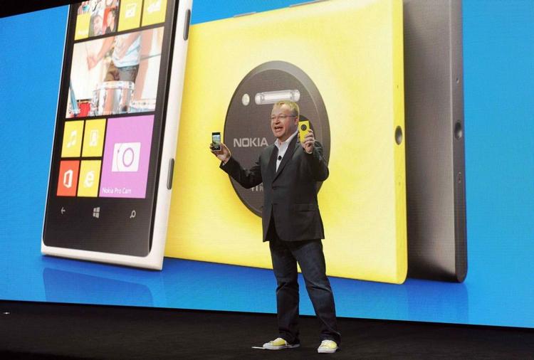 SOLGT. Så kom den sidste godkendelse hjem, og Microsoft kan nu gå i gang med den praktiske overtagelse af Nokia. Nokias direktør Stephen Elop (bill.) er dermed endnu mere i spil som kommende Microsoft-direktør (Foto: AP Photo) 