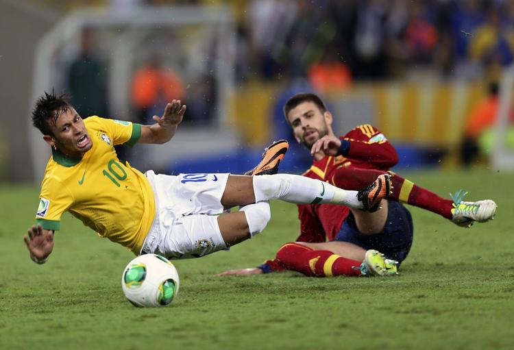 Titelbejlere. Brasiliens Neymar og Spaniens Gerard Pique (th) i nærkamp under sommerens Confederations Cup, som gav brasiliansk hjemmesejr. 