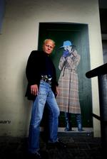 sabroe. Forfatteren Morten Sabroe - i jeans! Men lækker røv eller ej, Sabroe kan bedst få den op at stå over kvinder som objekter, skriver Nanna Kalinka Bjerke og Mette Bom. 