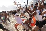 Optøjer. Kriminelle, som deltager i røverier på stranden Arpoador i Rio er fanget af kameralinsen mens de støvsuger stranden for værdier. 
