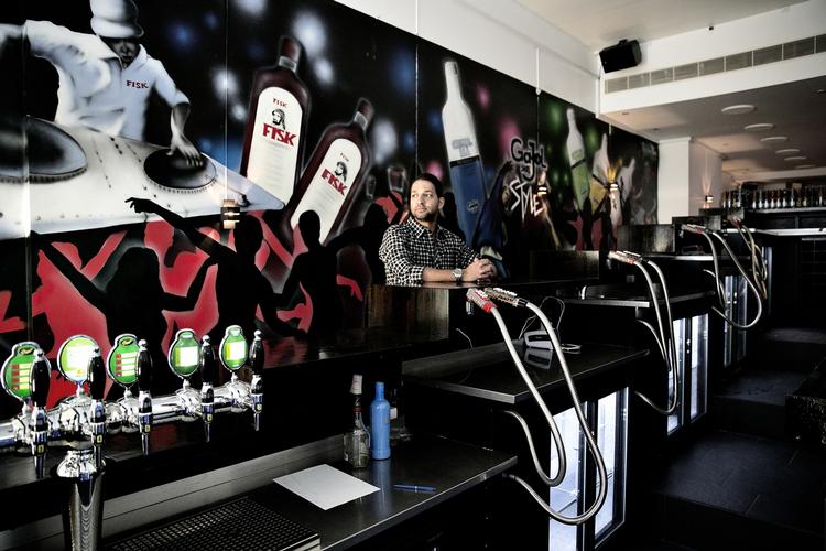 Limbo. Barejer Benjamin Kelly kan ikke få en bevilling til sin nye bar, Max Billy, der ligger i Boltens Gård. Både ejeren af Max Billy og ejerne af Musen &amp; Elefanten kan måske ånde lettet op. 