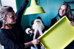 Gult genbrug. Sidste jul fik Pernille Welent Sørensen (tv) en gul bakke af sin storesøster Stine Welent Andersen (th). Pernilles gave til Stine var den gule lampe. »Den hænger over mit spisebord, og er simpelthen så flot«, siger Stine Welent Andersen. 