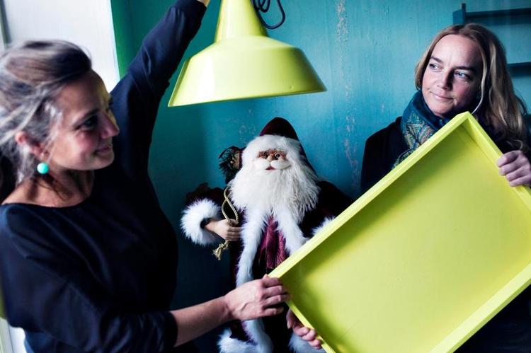 Gult genbrug. Sidste jul fik Pernille Welent Sørensen (tv) en gul bakke af sin storesøster Stine Welent Andersen (th). Pernilles gave til Stine var den gule lampe. »Den hænger over mit spisebord, og er simpelthen så flot«, siger Stine Welent Andersen. 