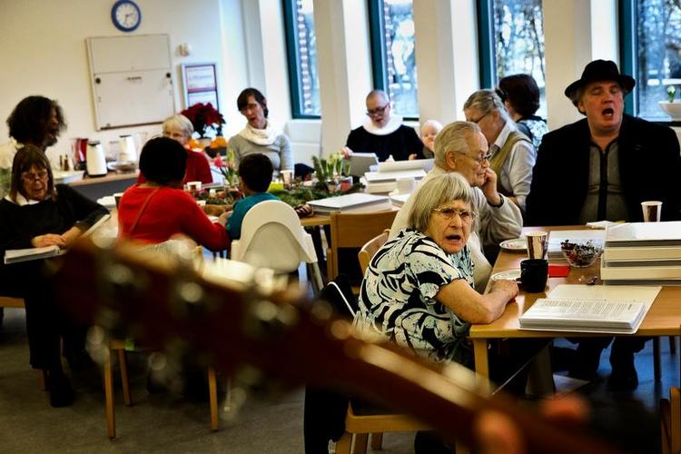 Fællessang. Repertoiret er bredt på Café Larsen, hvor der er plads til både John Mogensen og B.S. Ingemann. 