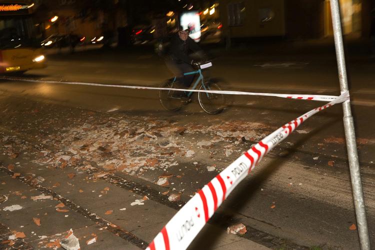 Tagsten. Billedet er taget den 28. oktober under stormen Allan på Valby Langgade. Men ligesom ved sidste storm, skal man som fodgænger holde øje med faldende tagsten. 
