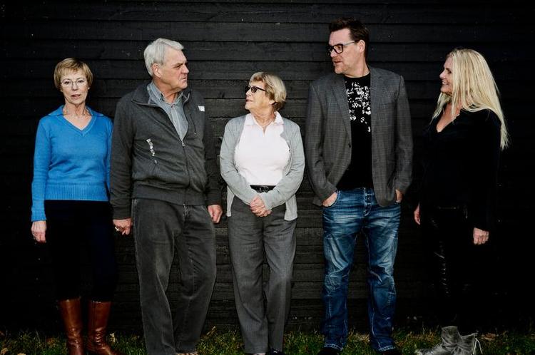 Voksenjul. De fem voksne giver ikke hinanden gaver, men der er gaver til og fra familiens børn og børnebørn. Fra venstre farmor og farfar Laila og Hans Barlach, mormor Jytte Frost i midten, og ægteparret Jesper Barlach og Søs Frost. 