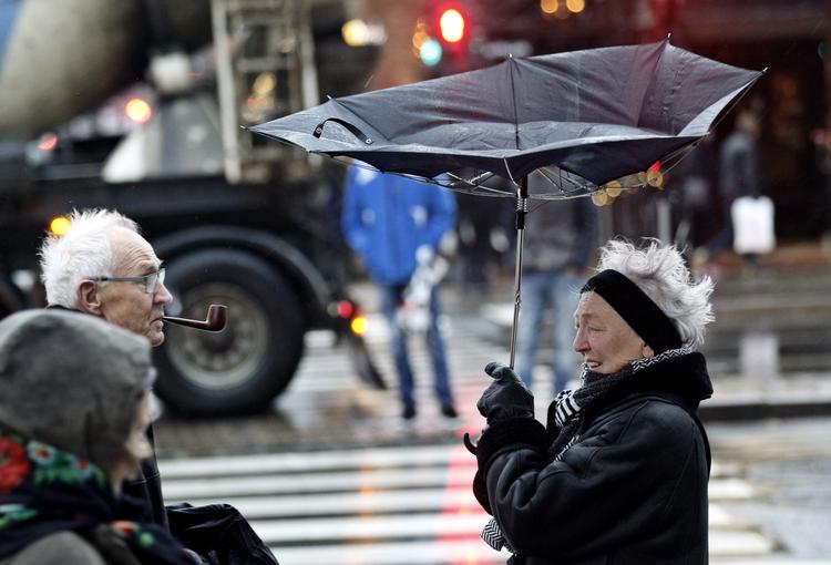 Storm. Her blæser det på hjørnet af Bernsdorffsgade og Vesterbrogade i Købehavn i dag. Stormen fører til flere aflysninger. 