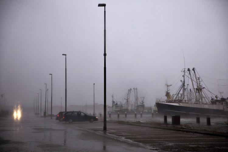 BØLGESKVULP. Kajen på havnen i Hvide Sande er oversvømmet som følge af stormen Bodil. 