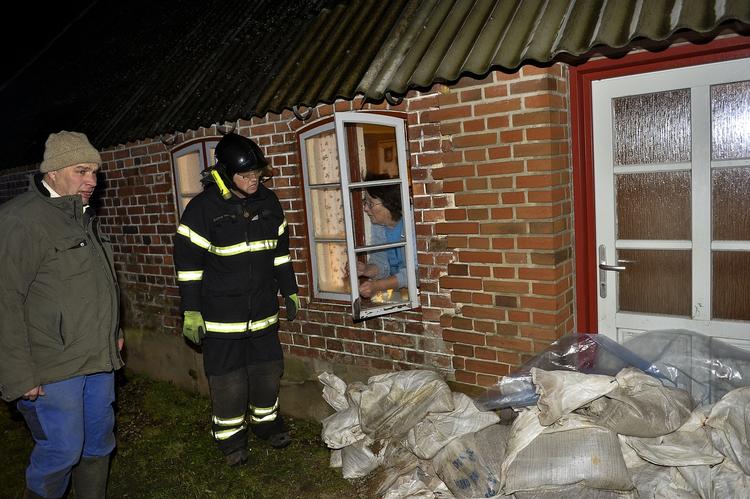 STormofre. Stormen Bodil raser i Vadehavet  i Jylland, hvor folk i byen Balling fik tilbud om at få logi på skolen.  Sandsække blev tilbudt til borgerne langs Vadehavet af brandfolk, som gik fra hus til hus. 